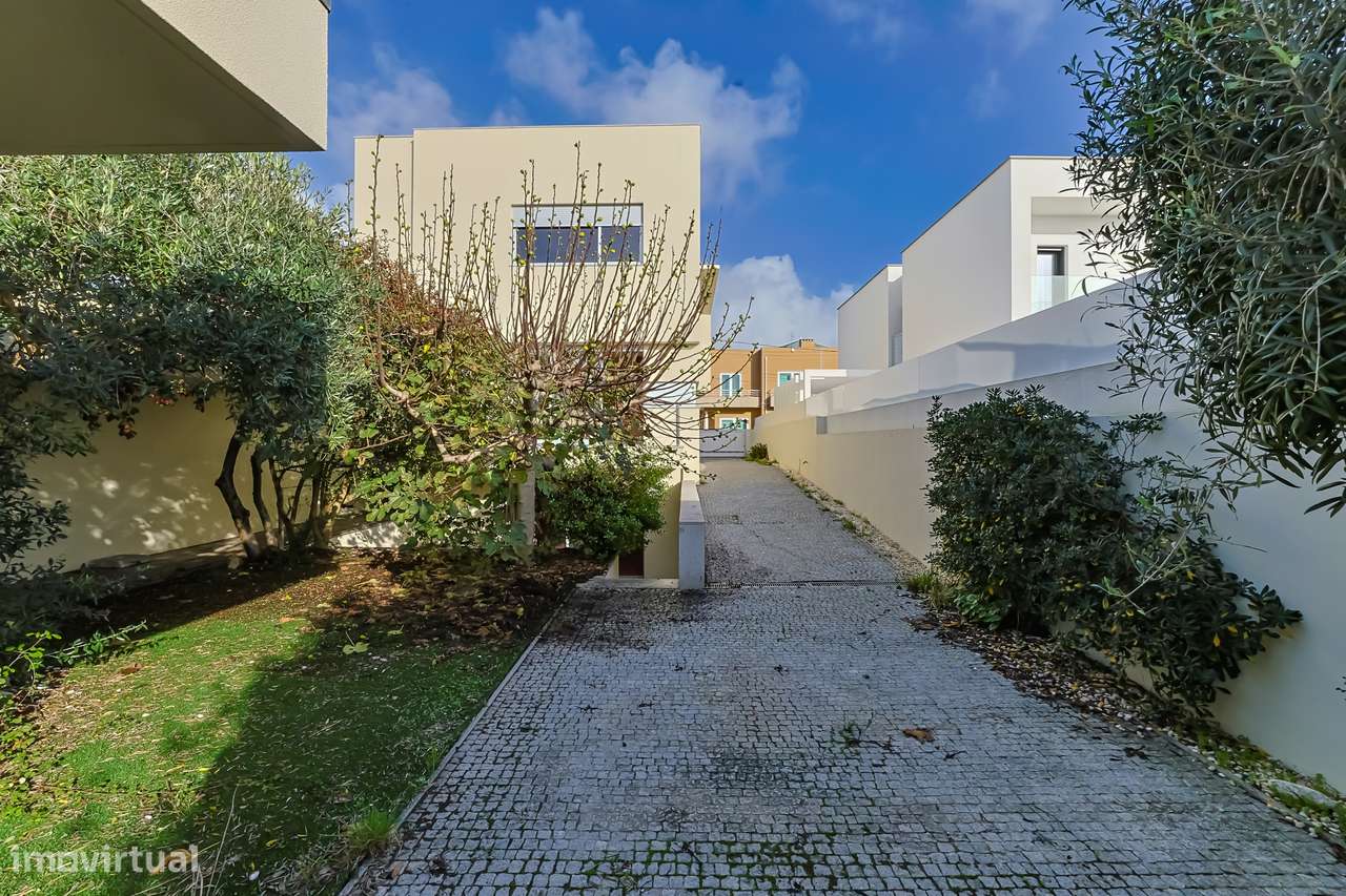 Moradia T3, Individual, c/ 3 pisos, Garagem Dupla e Jardim-38