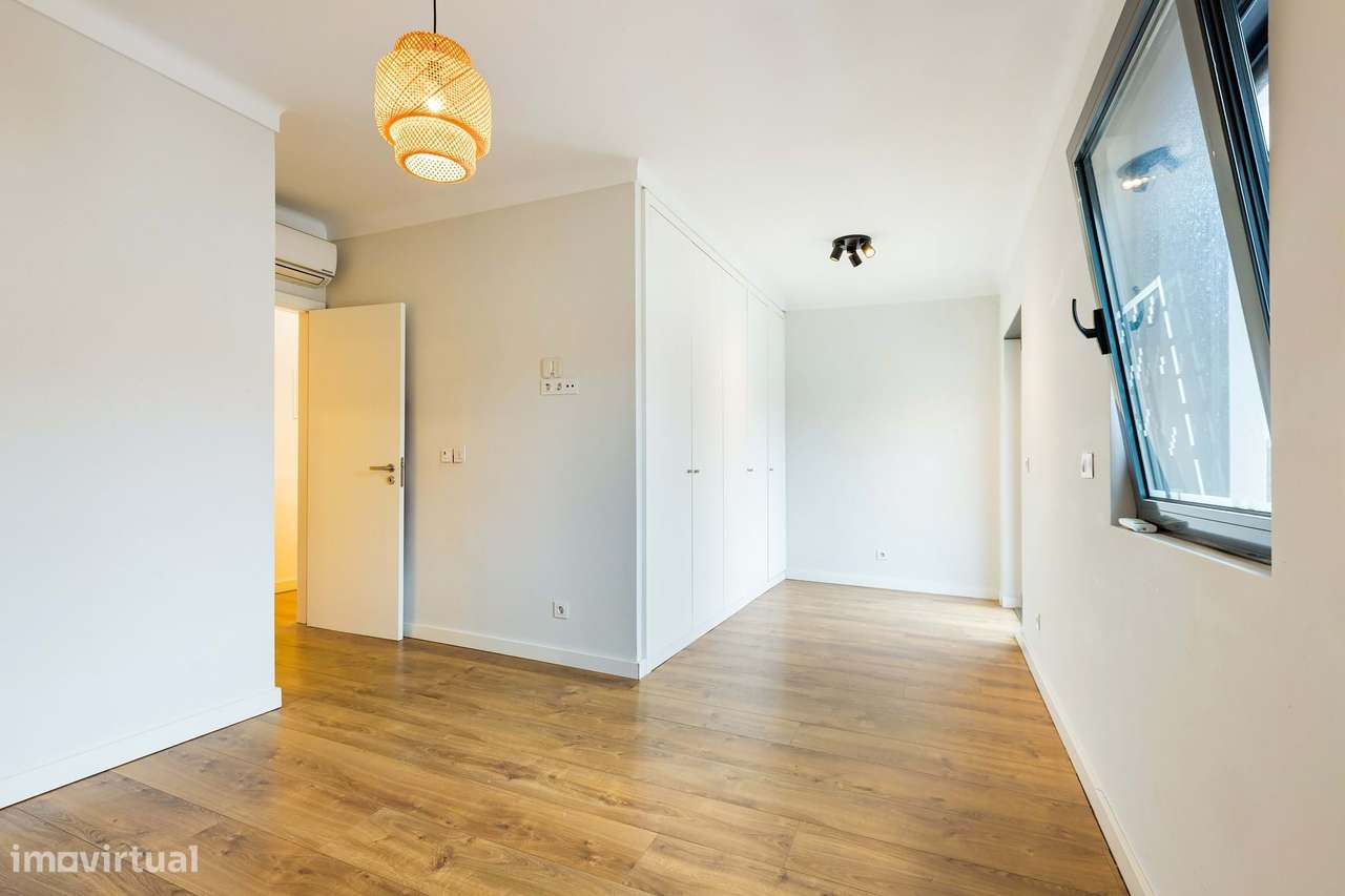 Moradia T4/5 com Piscina no Bairro de Santa Cruz – Benfica, Lisboa-14