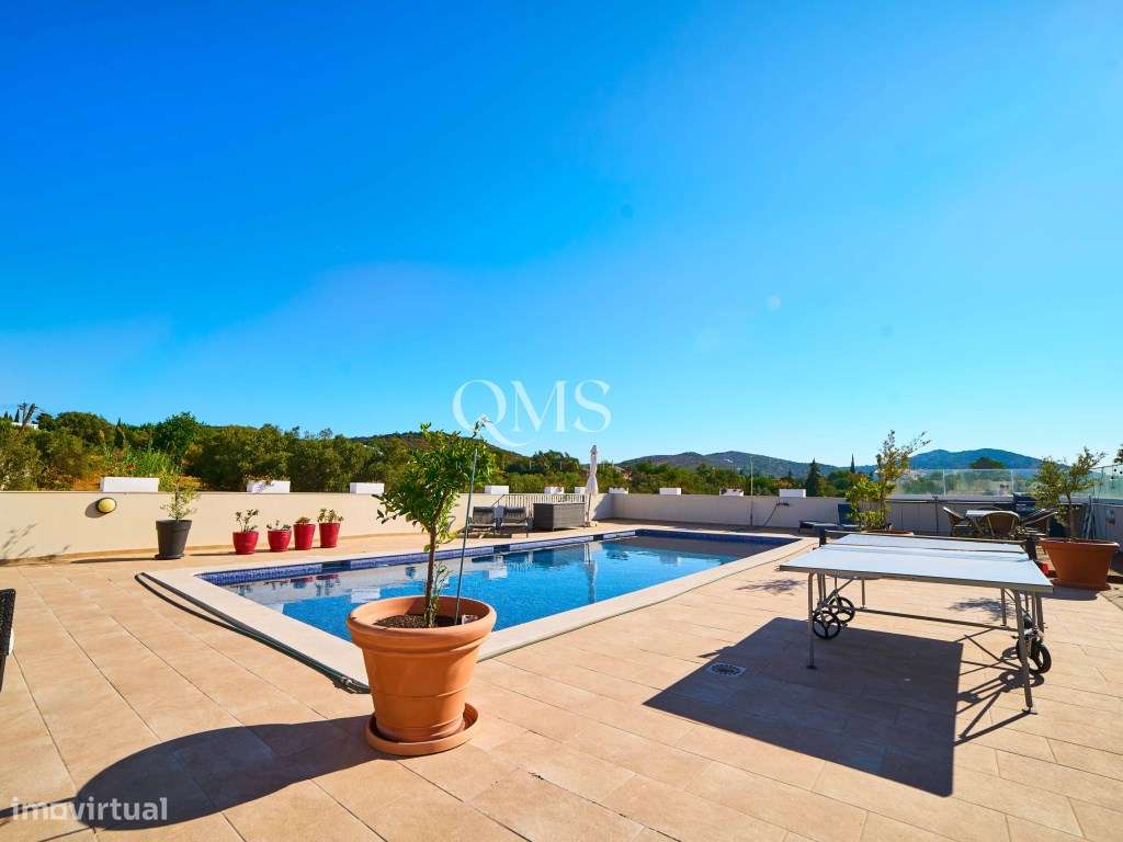 Duplex contemporâneo de três níveis em Santa Bárbara de Nexe, Algarve-37