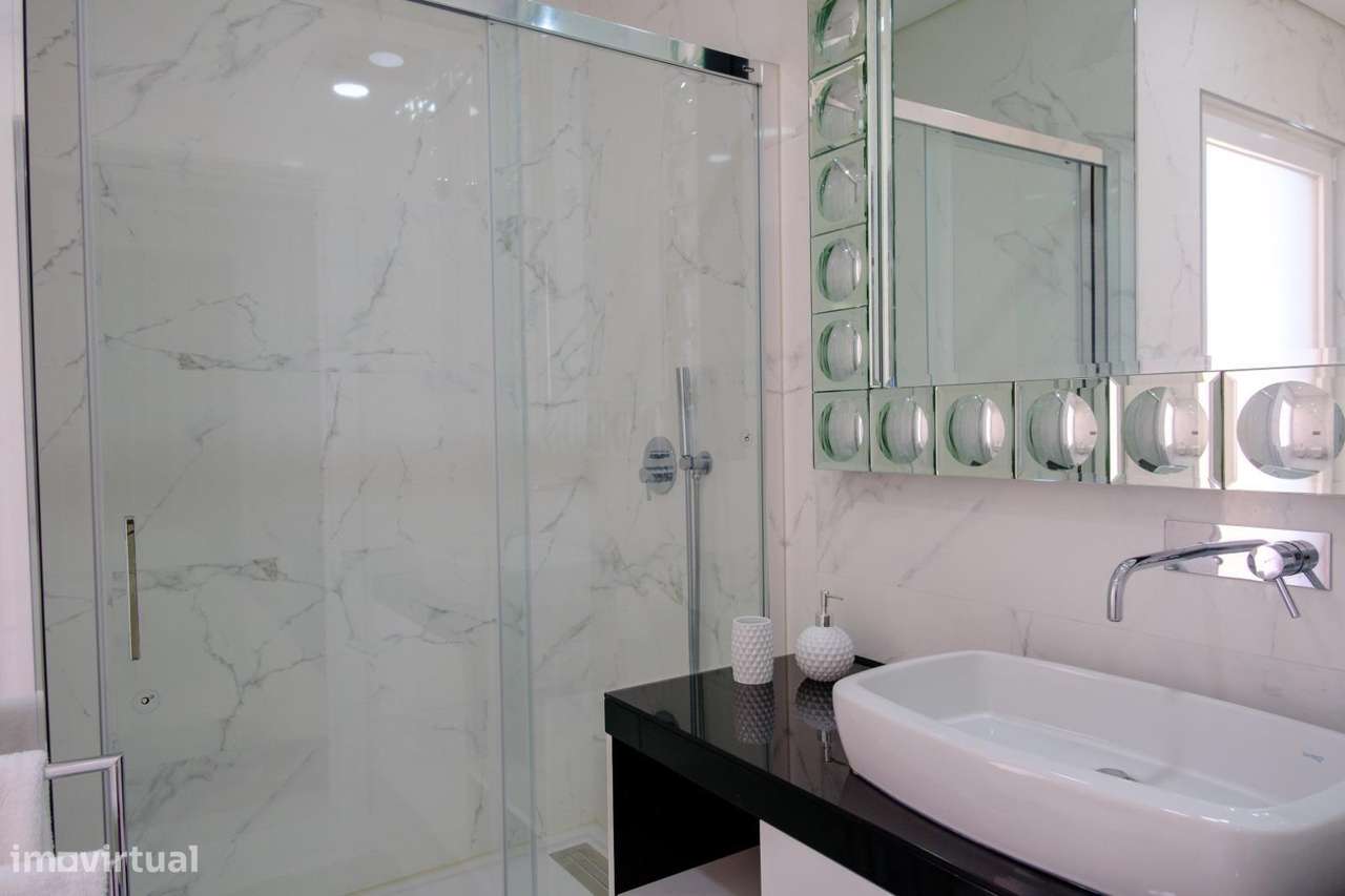 Moradia T4 com Piscina e Jardim na Aroeira, Almada-33