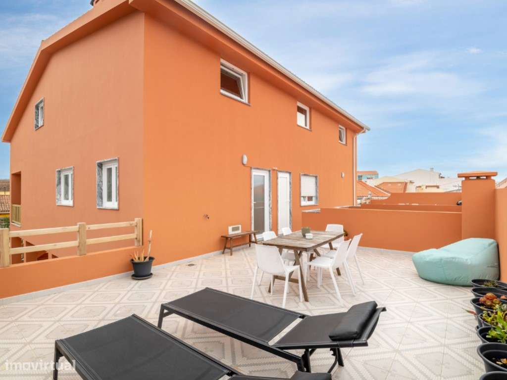 Moradia dividida em 4 apartamentos, ideal para alojamento local a 1... - Grande imagem: 4/46