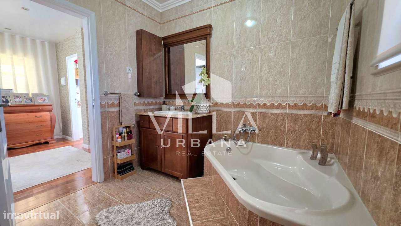 Moradia Isolada T4 com Cave, Sub-cave e Jardim | Charneca da Caparica-23