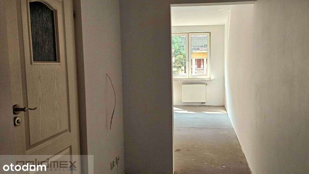 Przestronna kawalerka z oddzielną kuchnią!-6