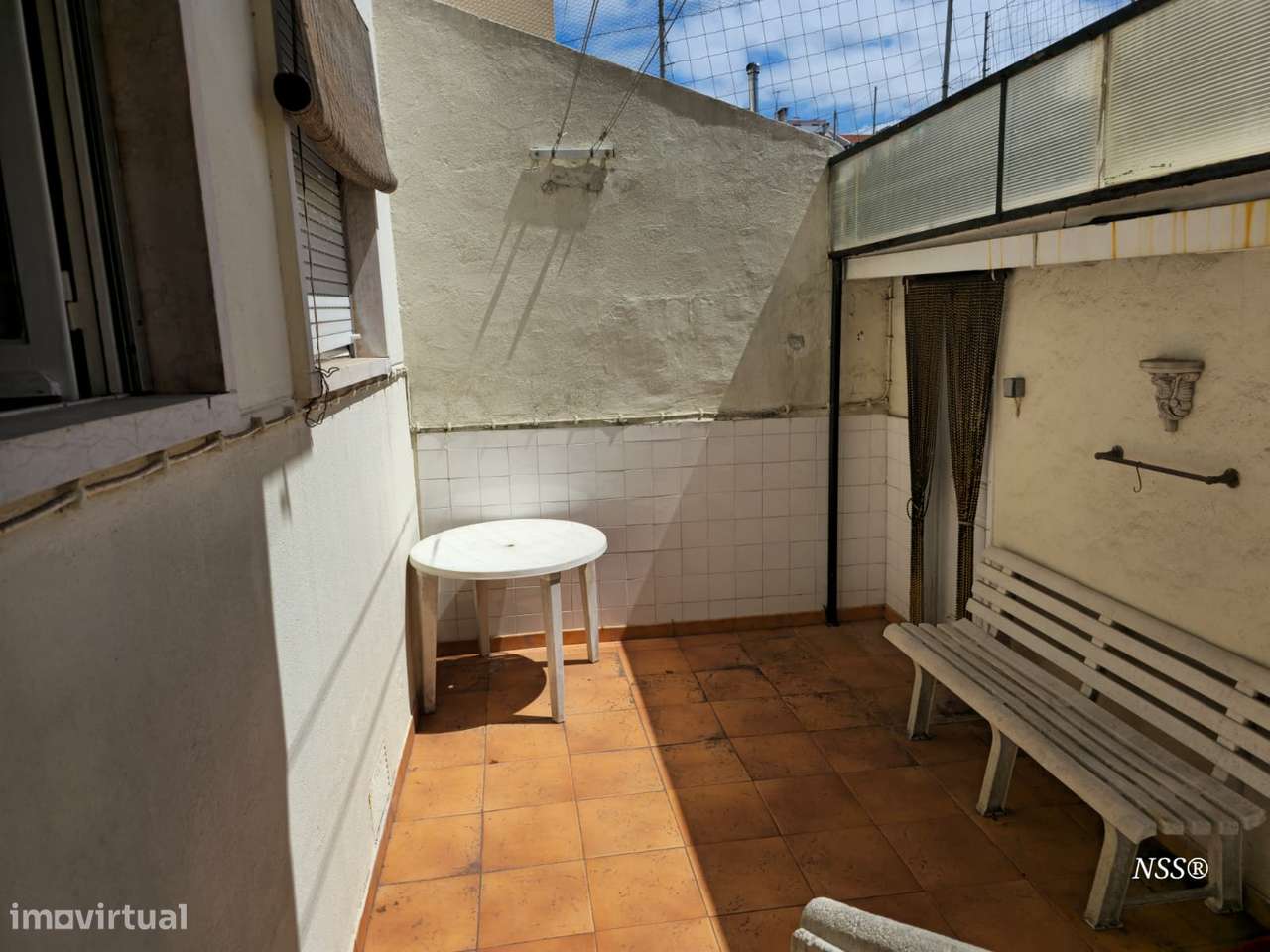 Apartamento T2 com quintal e anexo na Amadora-12