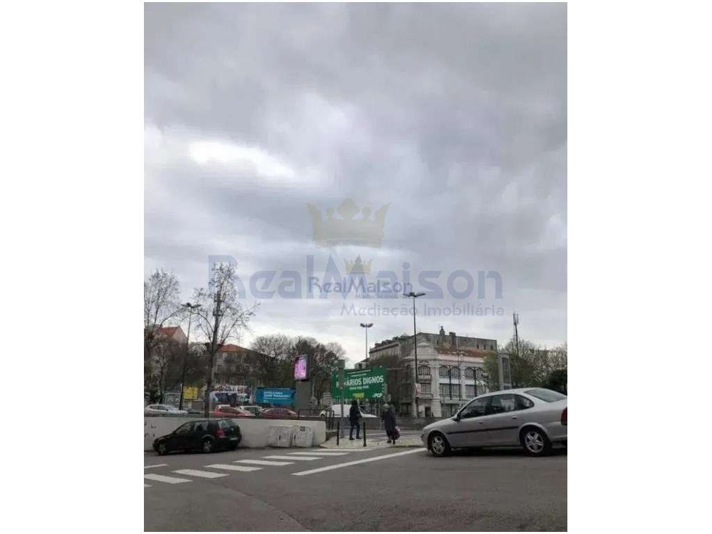 Prédio a 5 minutos da CP de Alcântara para remodelação total.-0