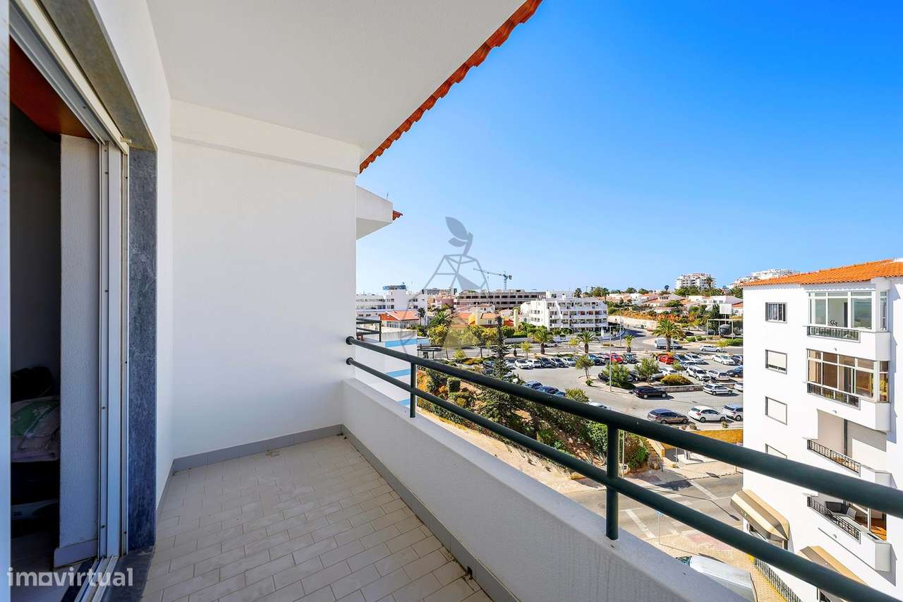 Apartamento espaçoso com 2 quartos excelente localização em Lagos - Grande imagem: 2/50