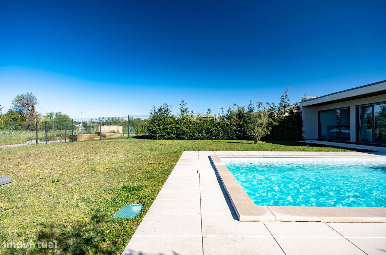 Moradia T4 Contemporânea com Piscina e Vista Desafogada-19