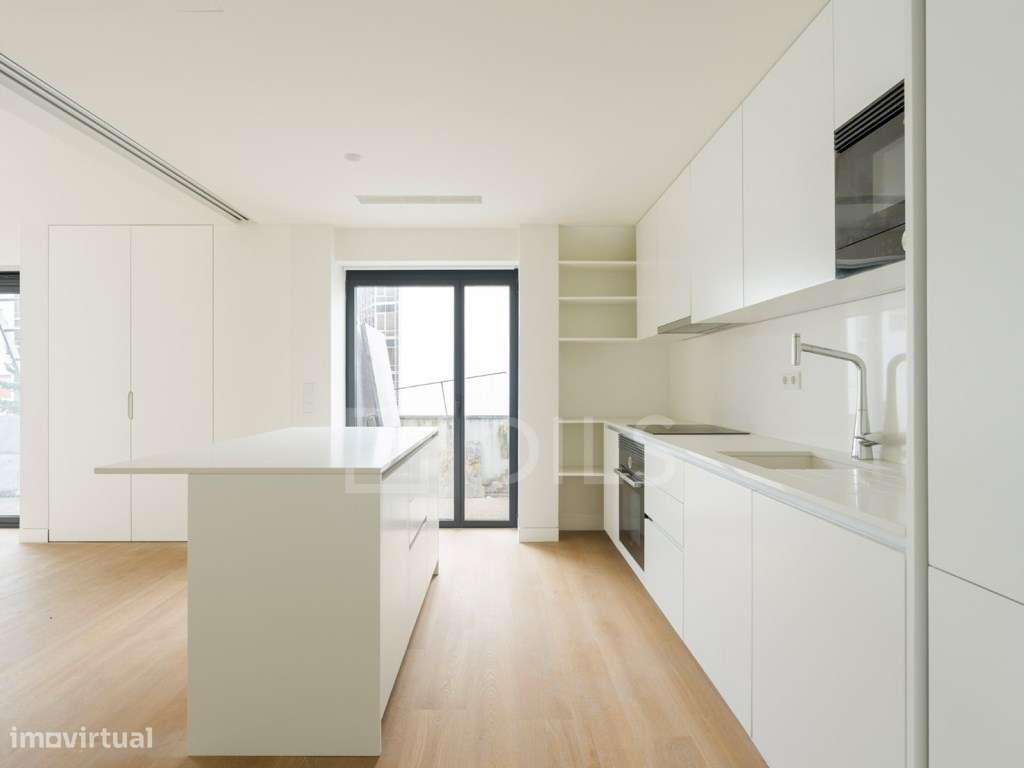 Penthouse T3 com varanda ampla e garagem privada, em Lisboa-21