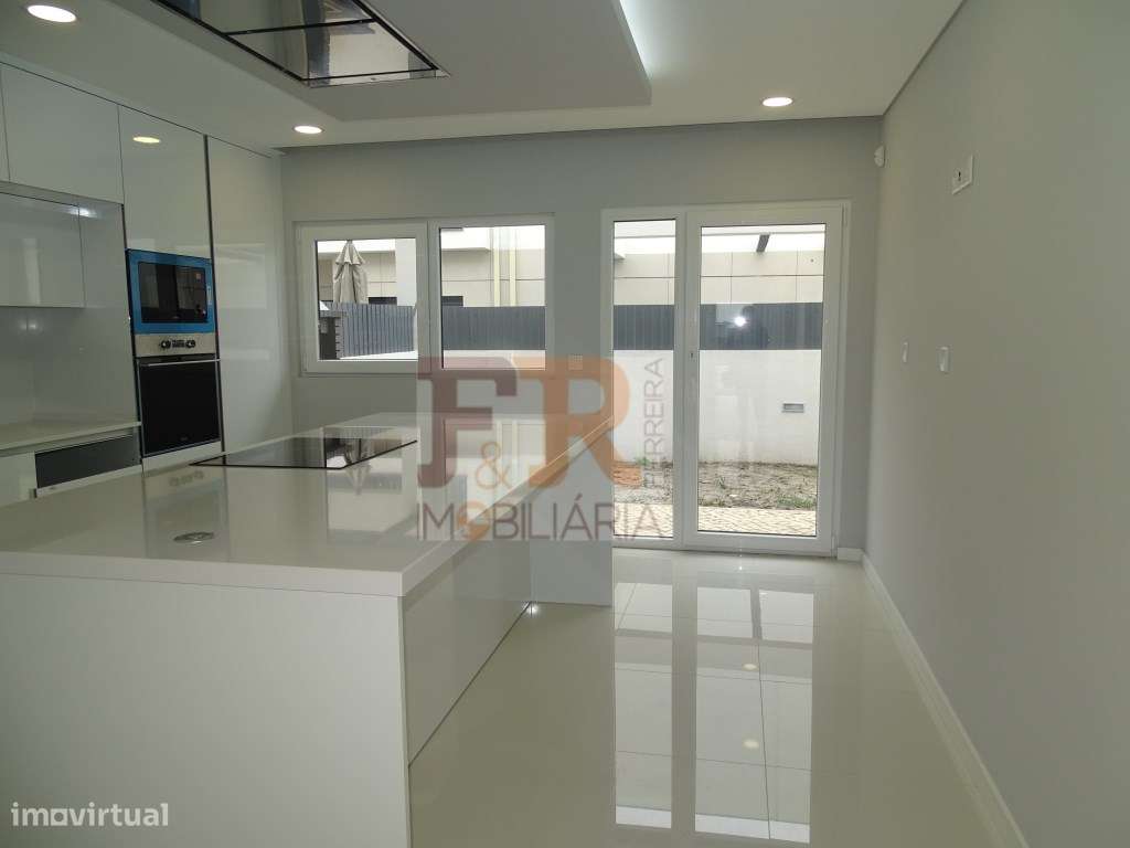 Moradia Isolada Térrea T4 com Garagem Fernão Ferro - Grande imagem: 5/23