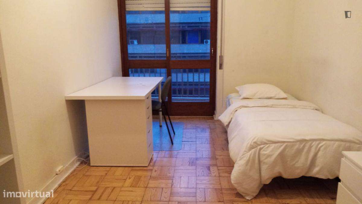 Quarto - localizado em Baixa Coimbra - Grande imagem: 2/10
