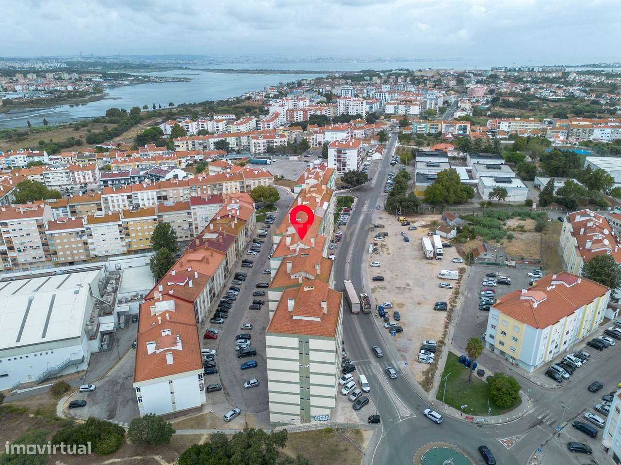 Apartamento T2 Remodelado na Torre da Marinha-35