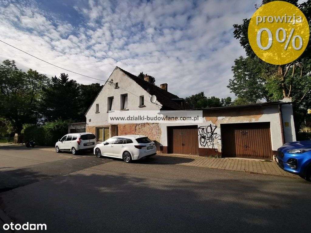 Wolnostojący dom w centrum osiedla-0