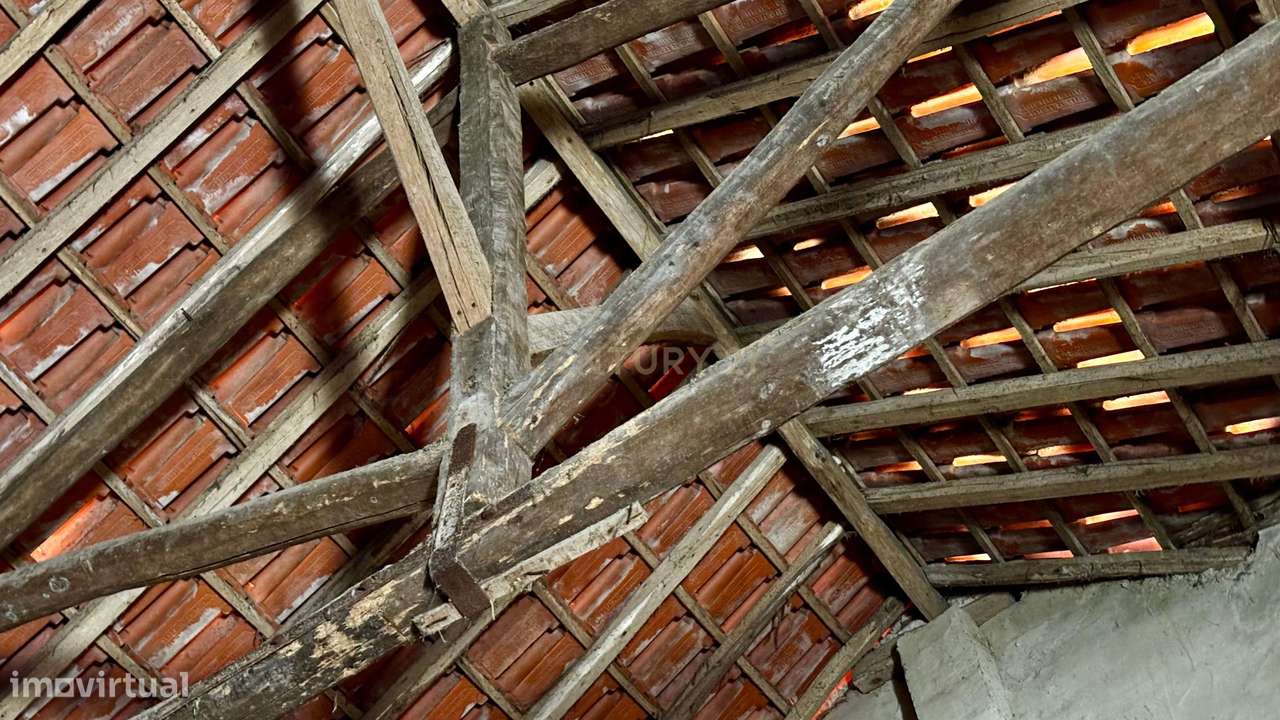 Moradia com T1+T2 Arrendados: Oportunidade no Gradil-24