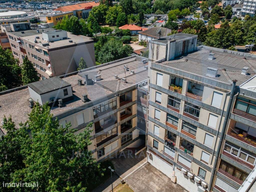Apartamento T3 na Av. Londres com Garagem-19
