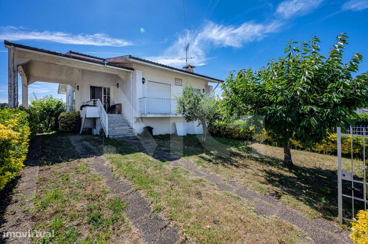 Moradia T3 com Jardim, Armazém e Terreno de 622 m² em Santo Tirso-5