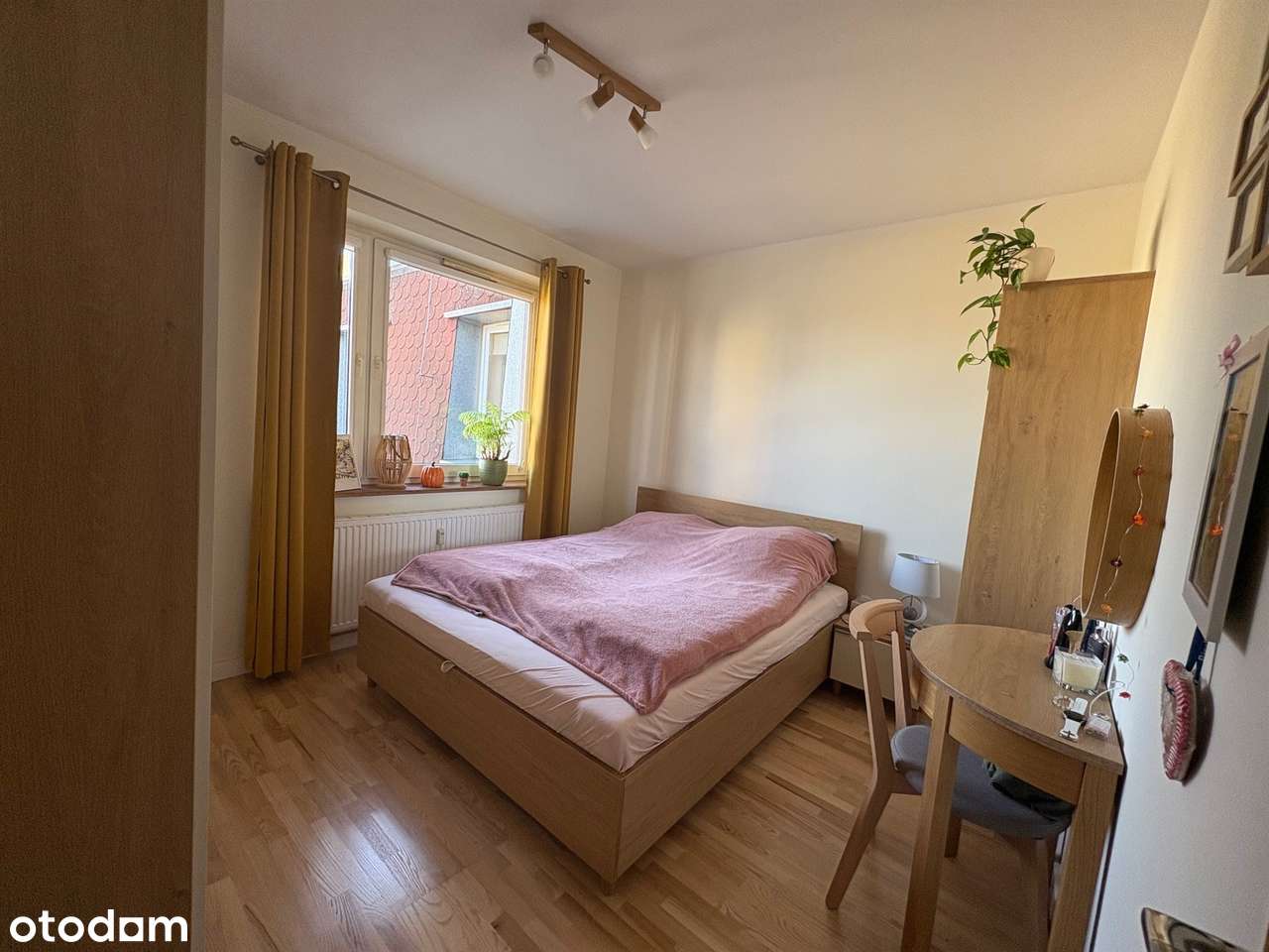 Trzy pokoje i kuchnia ogrodzony blok cegła parking-3