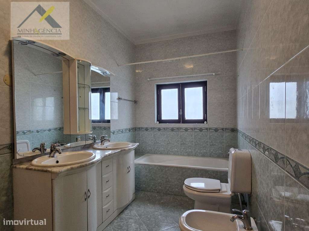 Moradia isolada com garagem na Quinta do Conde-16