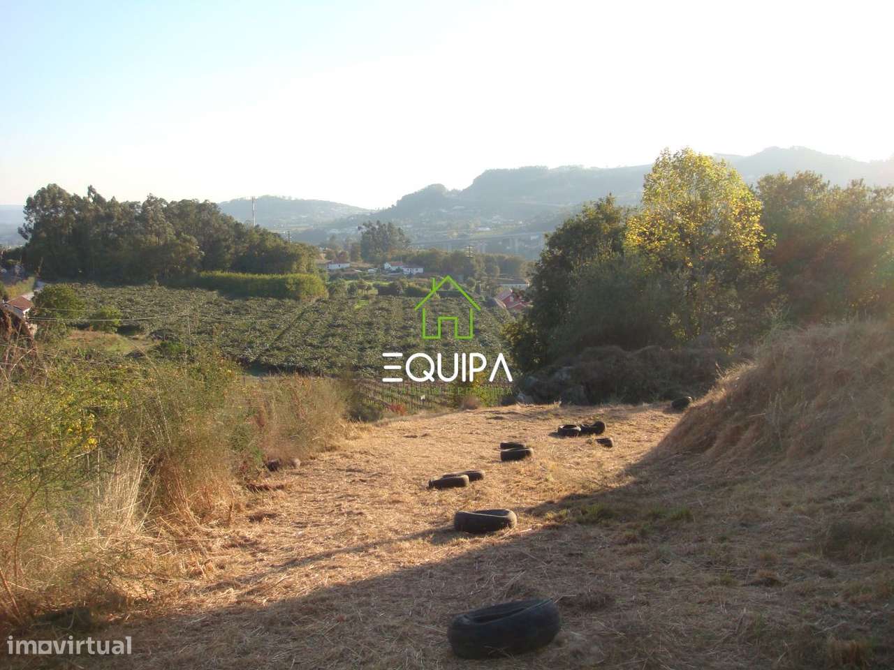 Terreno para construção (com moradia  T-5, construída em grosso), e-28