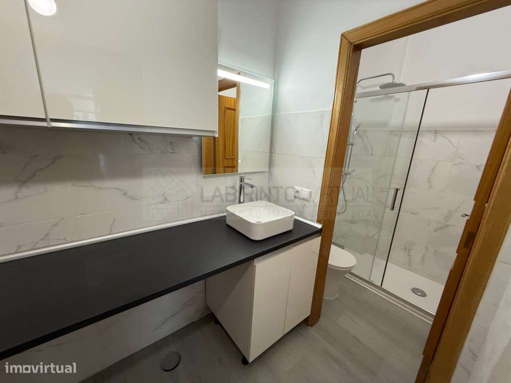 Vende-se T1 (Loja transformada em habitação), em Belas - Queluz, em...-6