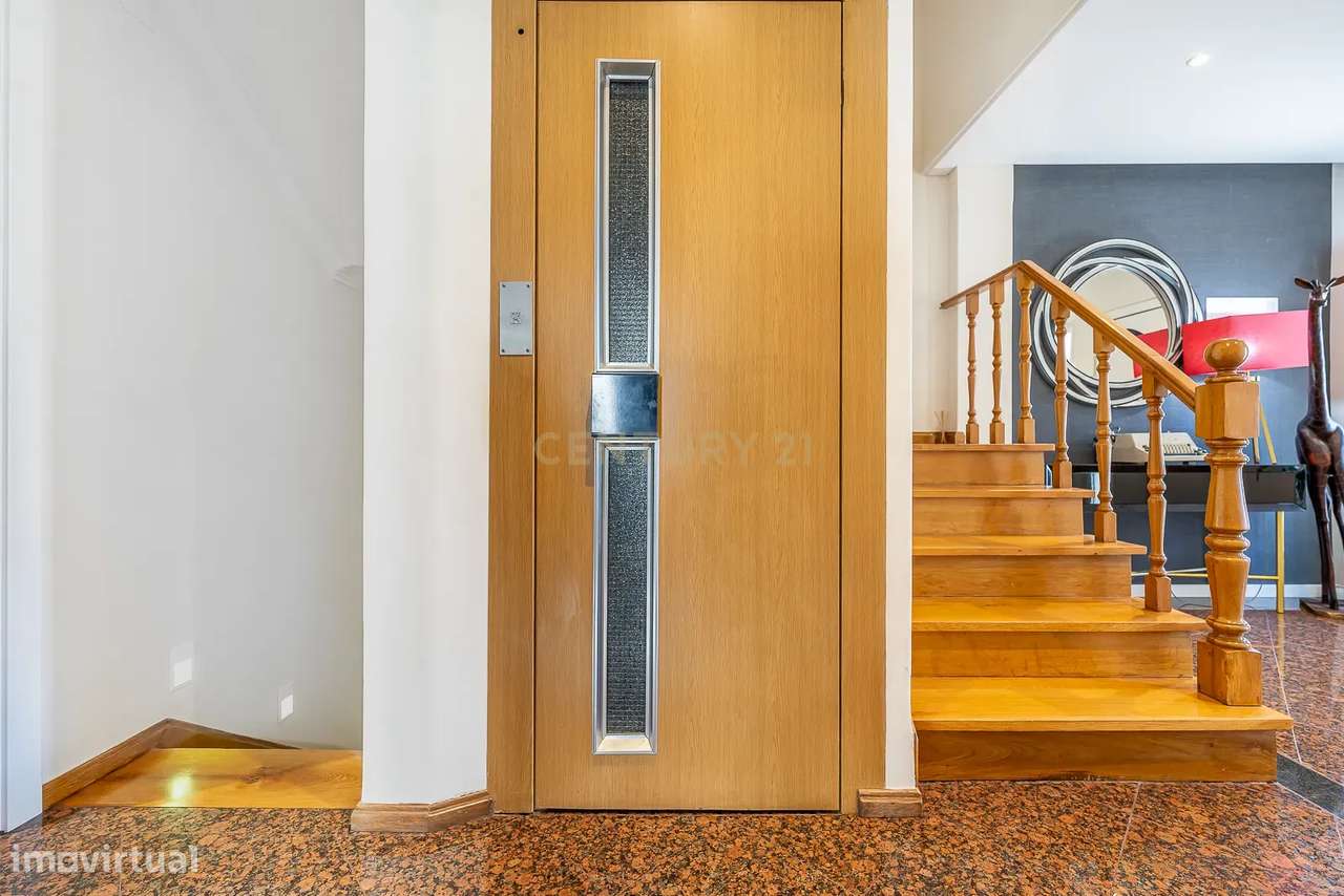 Moradia de Luxo T4 com Piscina e Jardim em Alvalade-24