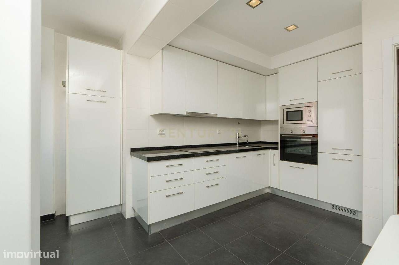 T1+2 Duplex com Grandes Áreas e Acabamentos Contemporâneos - Grande imagem: 1/33