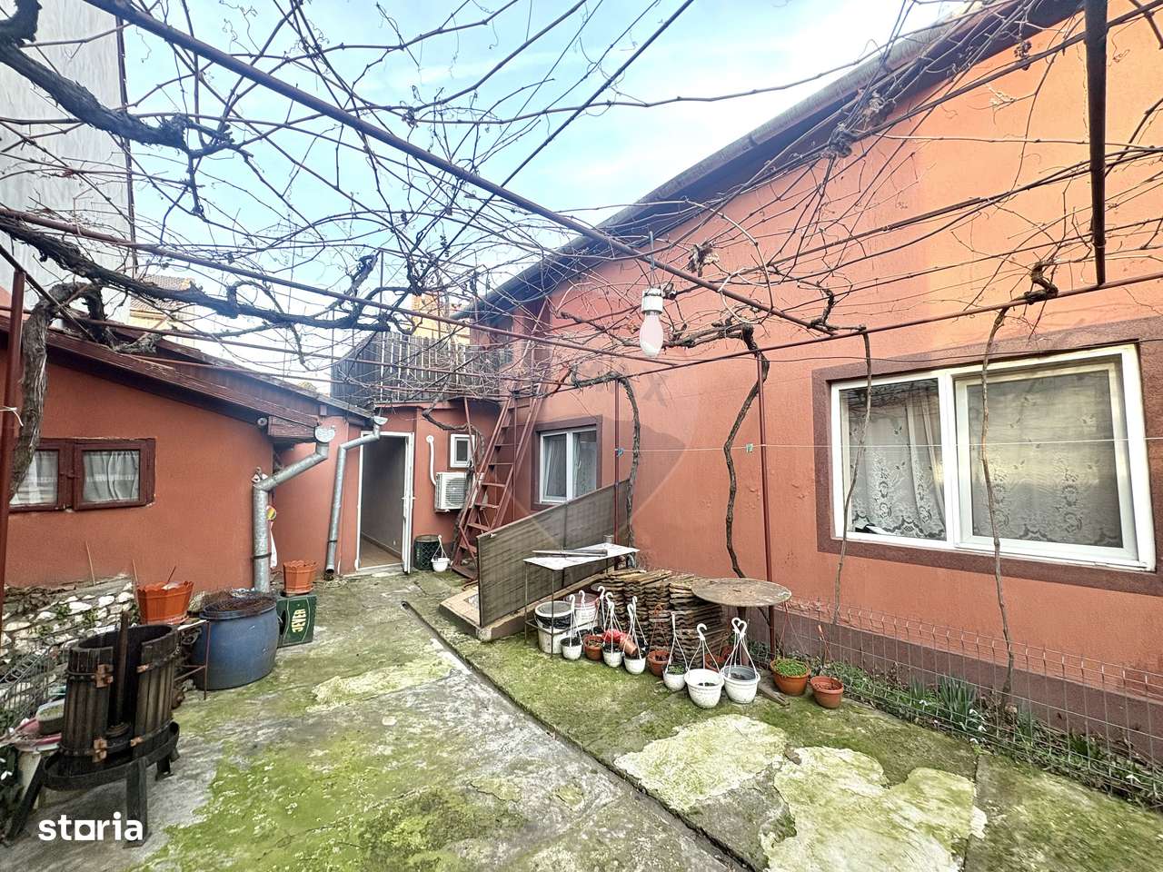 Oportunitate: Casa 3 camere si curte in zona centrala-2