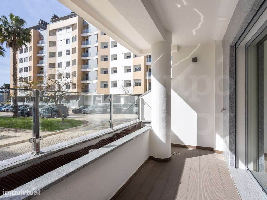 Apartamento T2 Novo com Estacionamento - Parede - R/C E-4