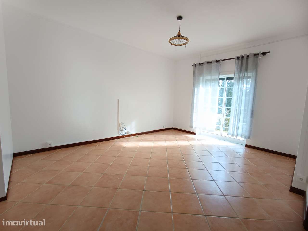 Aluga-se moradia com jardim r/chão T3+1 - Grande imagem: 2/12