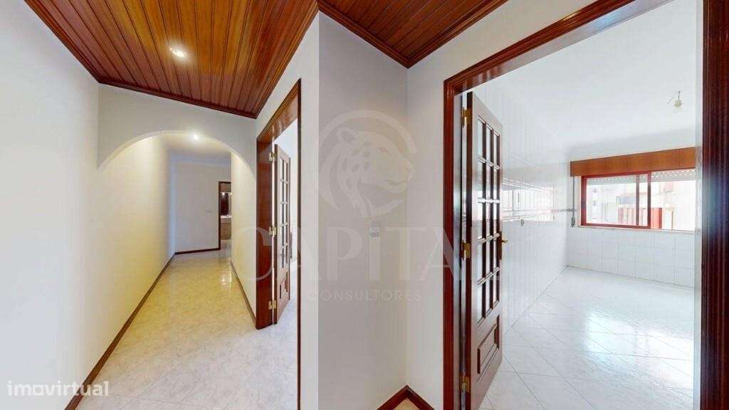 T2 espaçoso com varanda e garagem-5