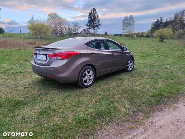 Hyundai Elantra 1.6 Comfort - 4