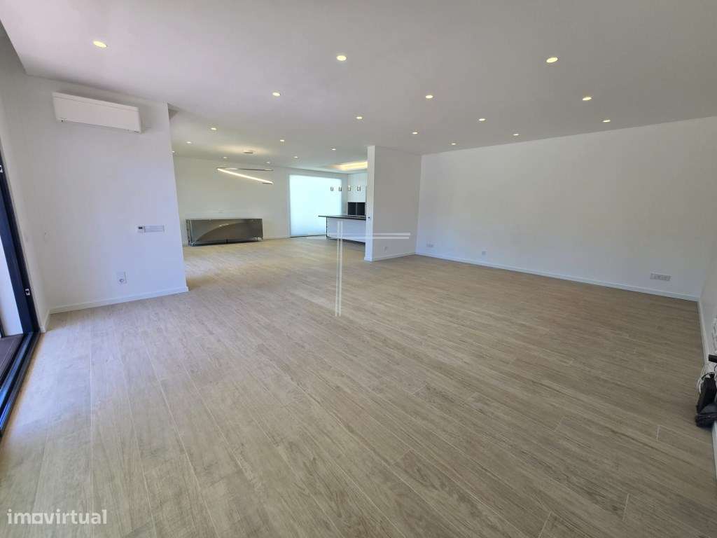 Moradia isolada T4, arquitetura contemporânea com garagem e piscina...-6