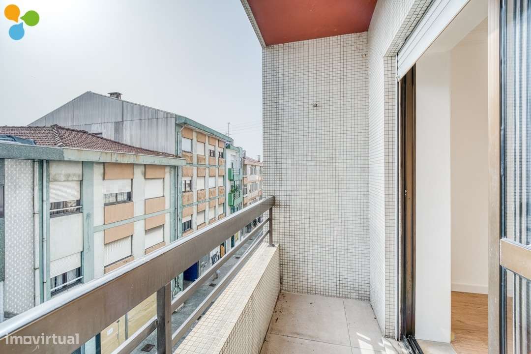 T2+1 Renovado com Varandas e Lugar de Garagem | Próximo da Rotunda da-21