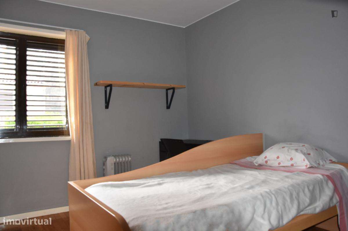 Quarto - localizado em Lordelo do Ouro Porto - Grande imagem: 2/8