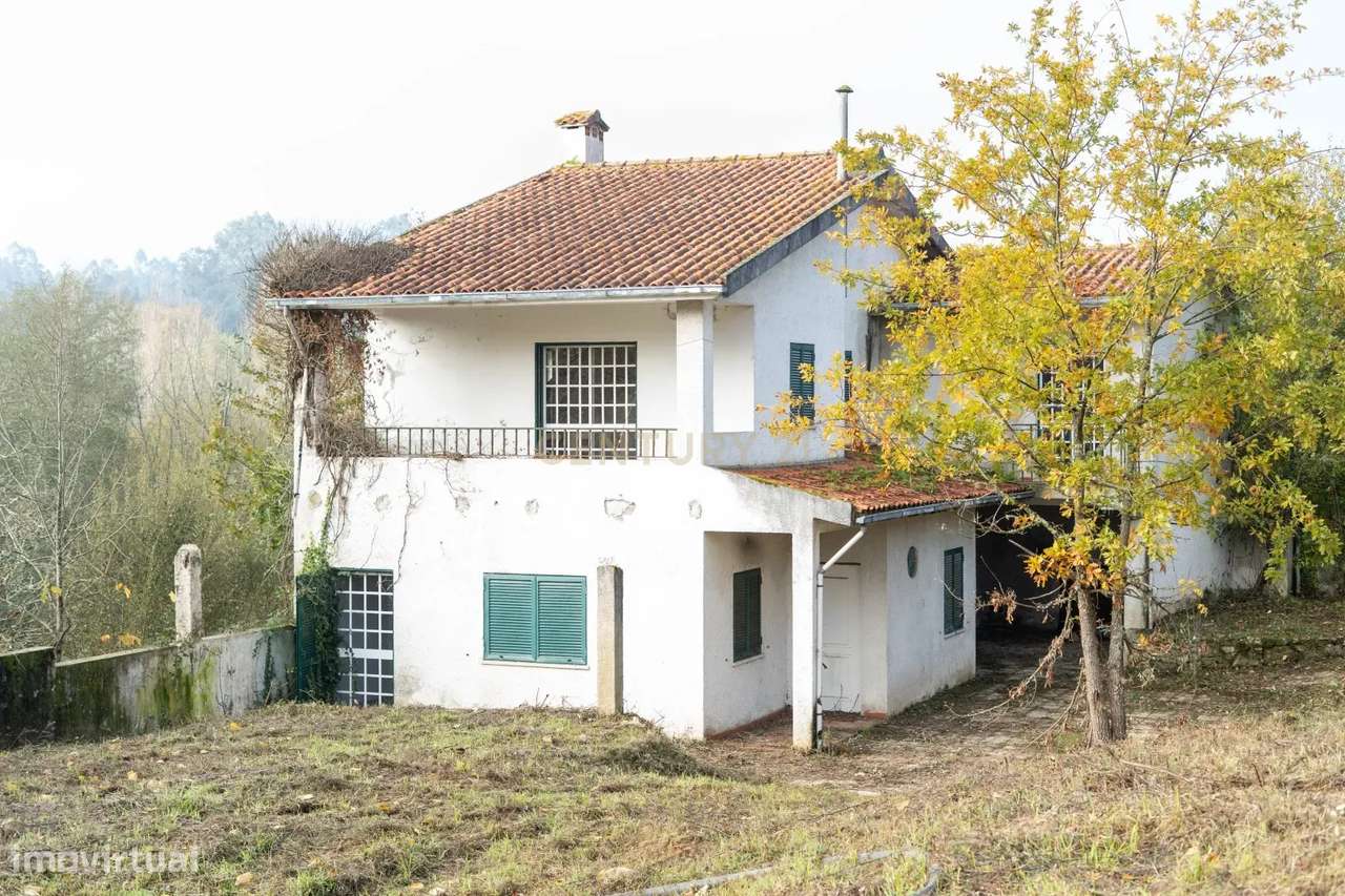 Moradia de dois pisos de tipologia T4 com terreno-45