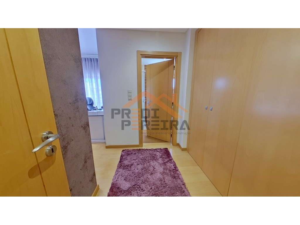 Situado na Urb. Colinas do Cruzeiro, T3 com três varandas e box par...-15