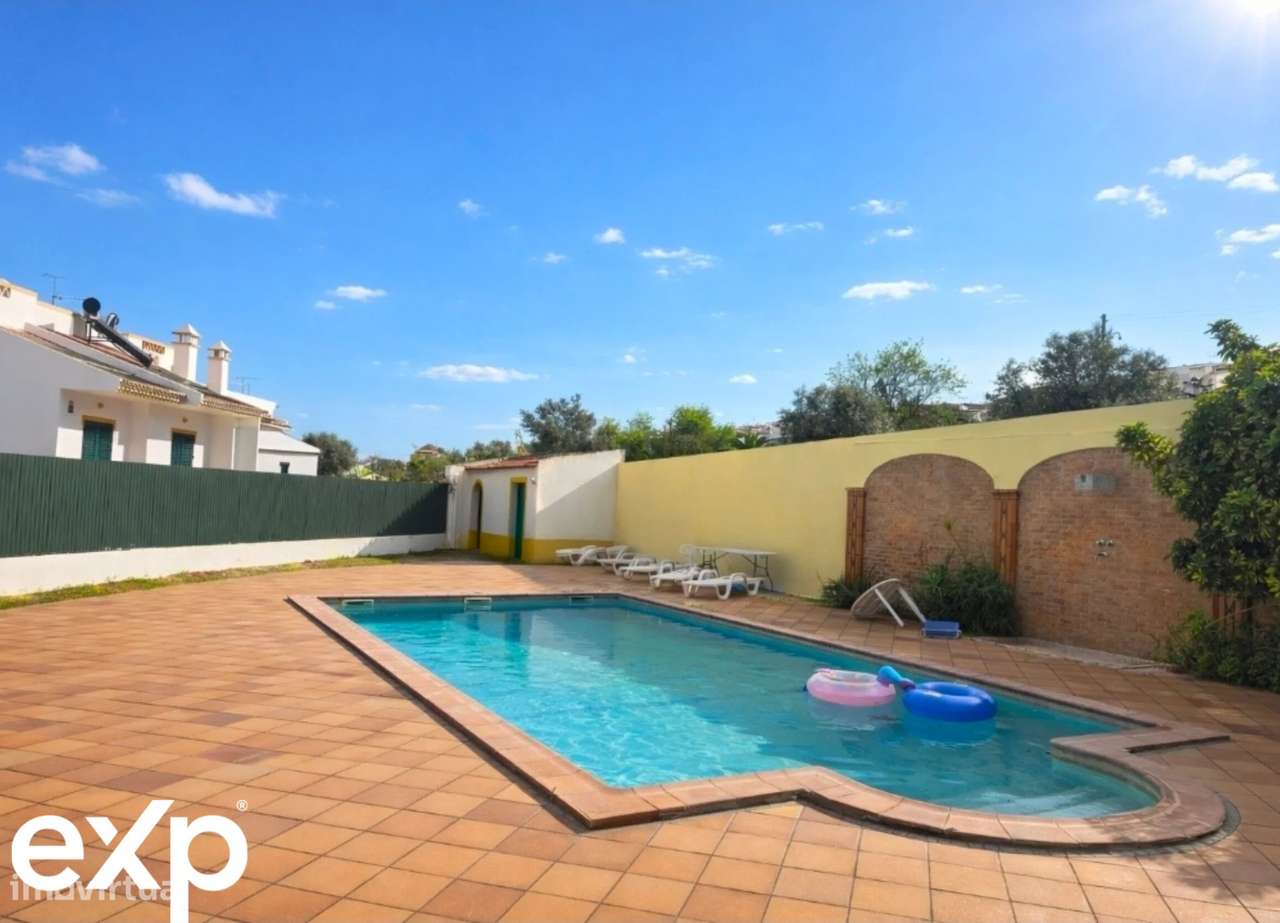 Andar de Moradia Rés-Chão em condomínio fechado com piscina - Grande imagem: 2/21