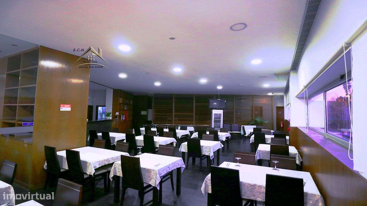 Restaurante "Castelo da Maia" Localizado em Zona Industrial,-36