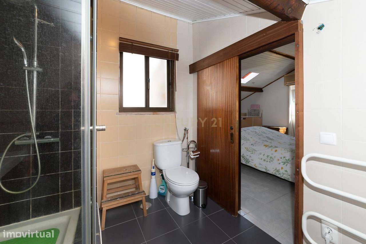 Prédio com dois apartamentos T1 em propriedade horizontal em Almada Ve-10