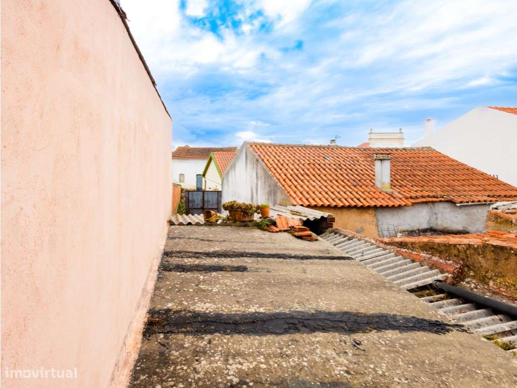 Moradia T3 com espaço exterior, bons acessos e excelente localização.-6