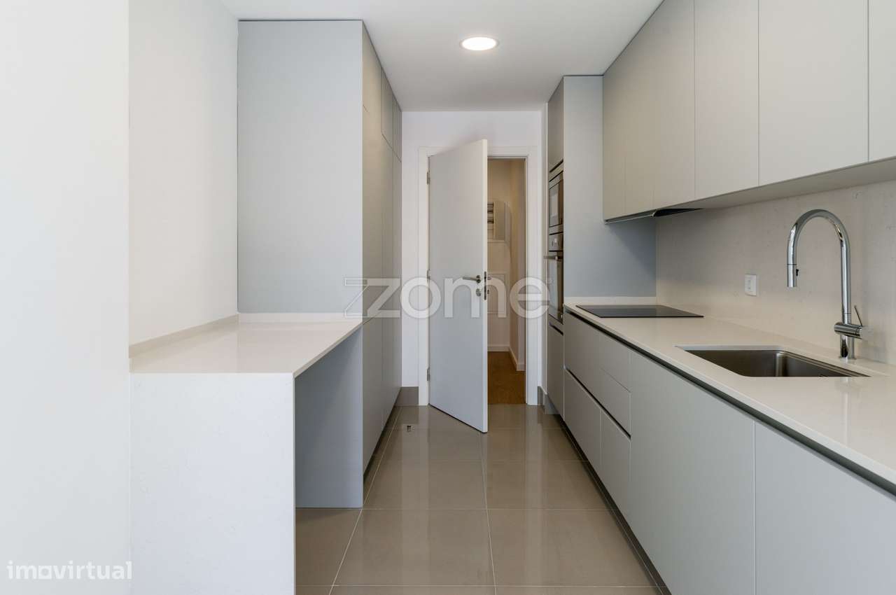 T2 Novo com varanda, parqueamento e arrecadação - Grande imagem: 2/23