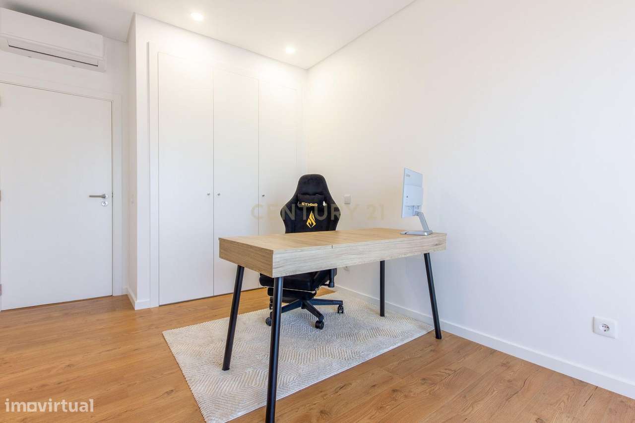 Moderno apartamento T3, com parqueamento e varandas em Santo António d-18