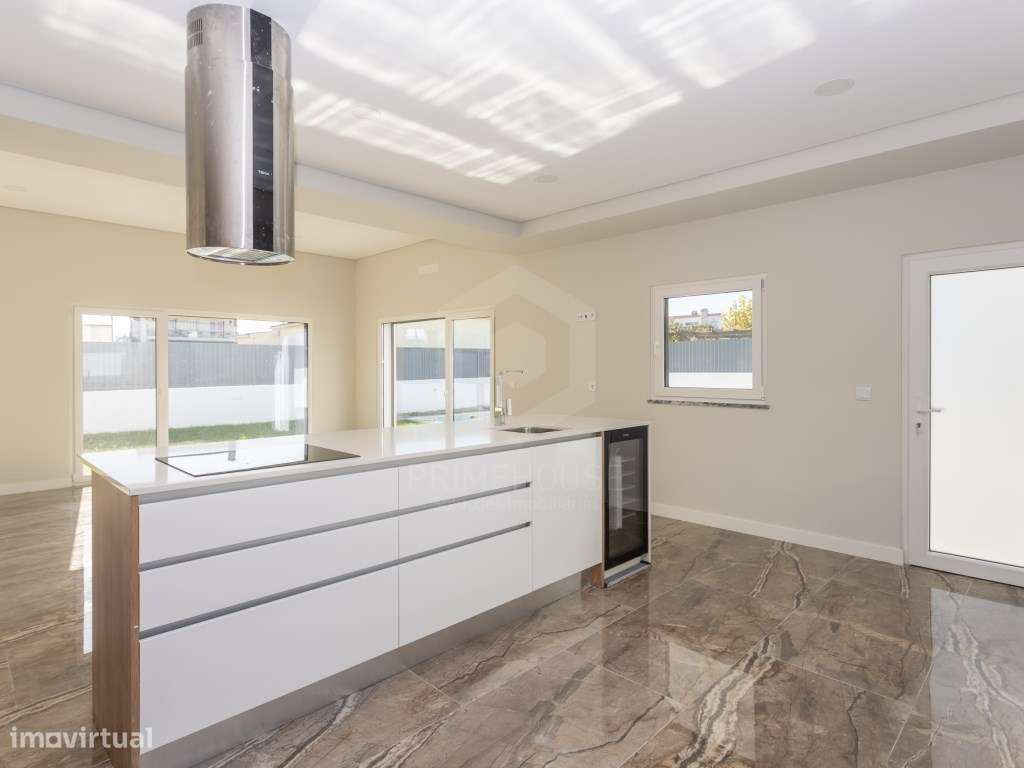 Moradia isolada T5 acabamentos Premium/ piscina e garagem-34