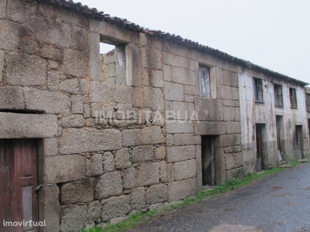 3 Ruínas para Reconstrução em Vila Seca, Àzere