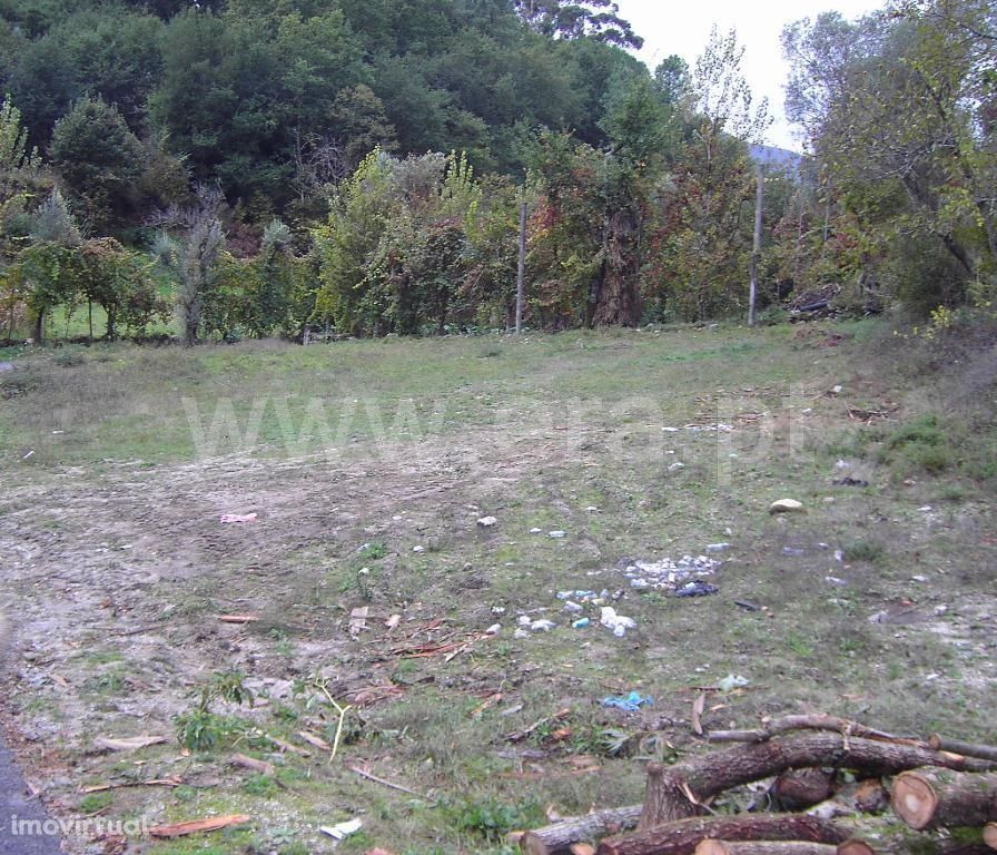 Terreno agrícola com 2.100 m2 em Travassós