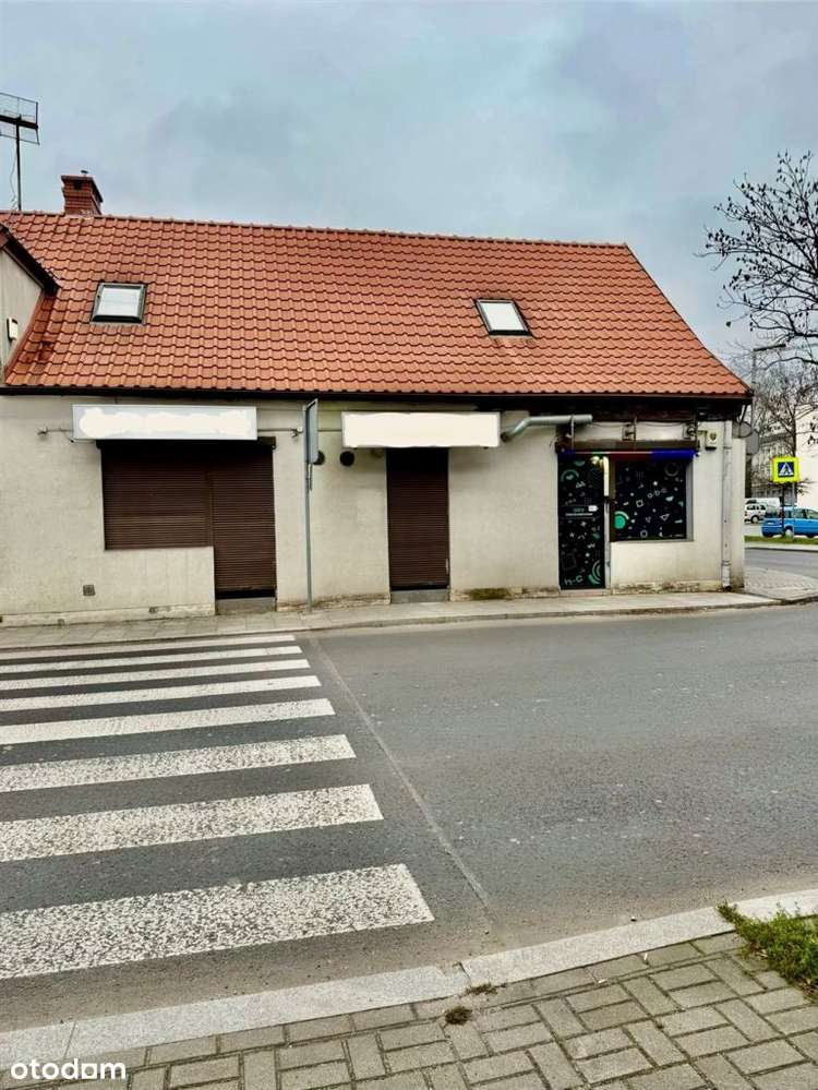 Dom z lokalami handlowymi - centrum Pyskowic.-1