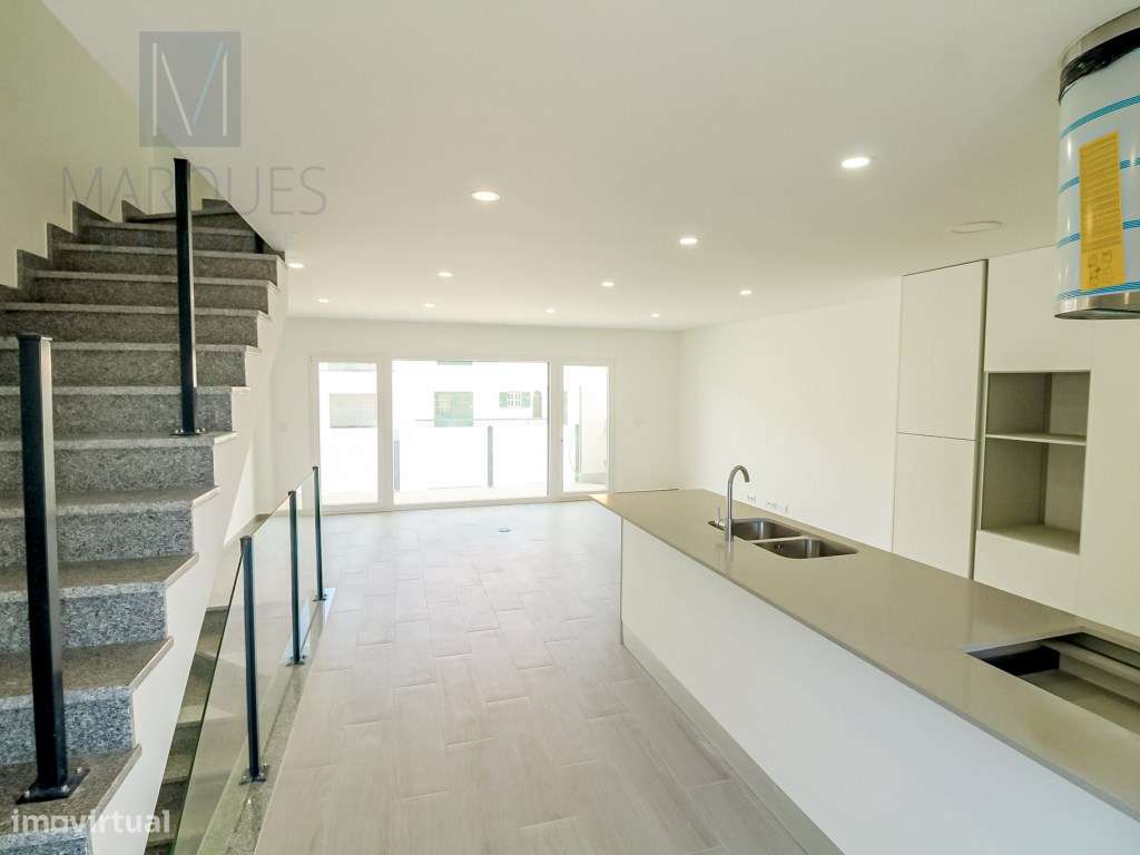 Moradia V2+2 com garagem em Vale de Milhaços - Corroios-8