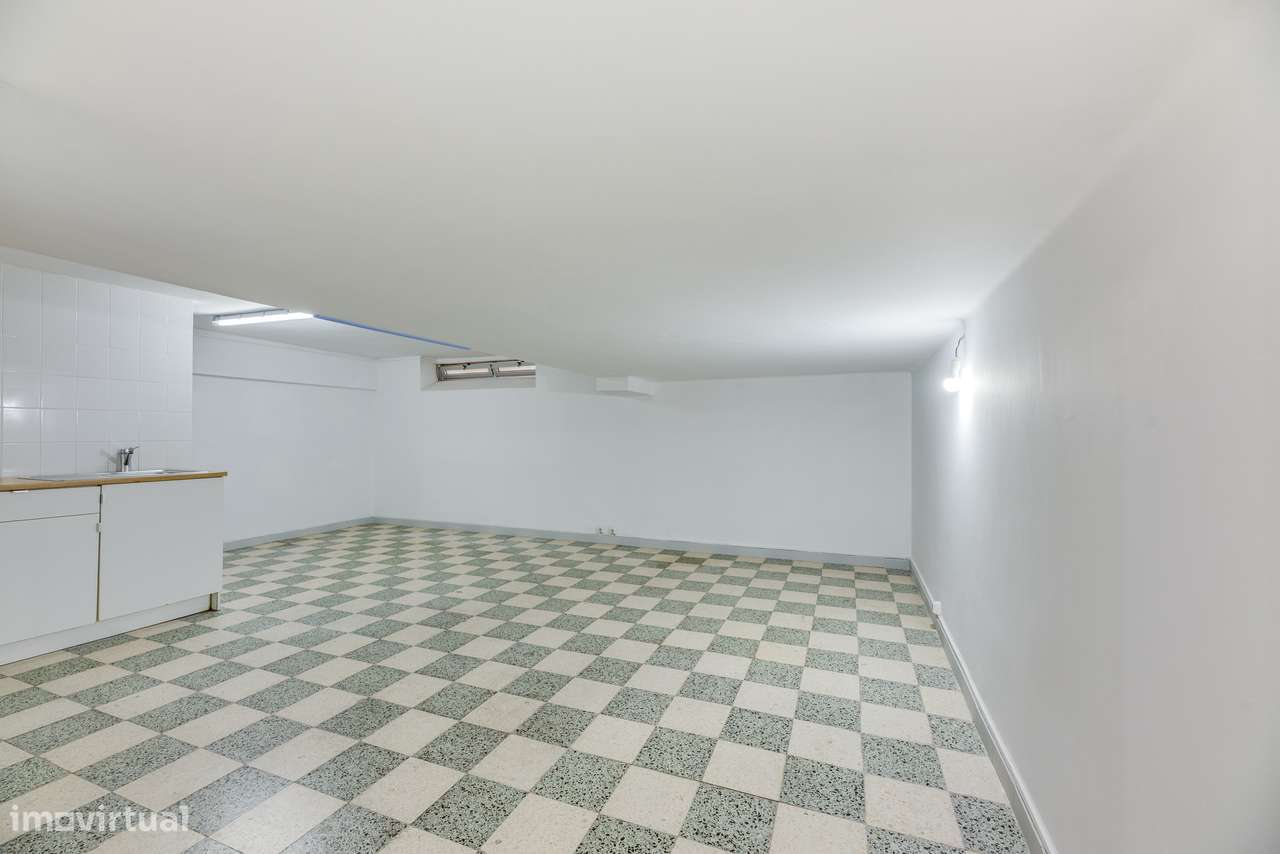 ESPAÇO COMERCIAL REMODELADO | PRONTO A FUNCIONAR | SACAVÉM-18