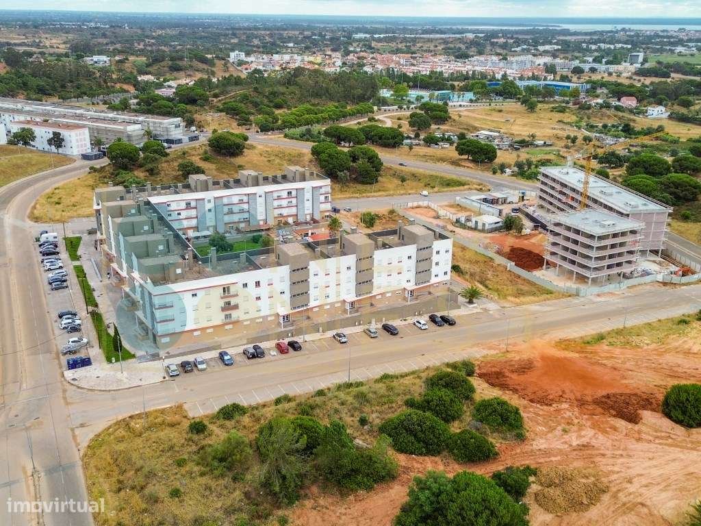 Apartamento T2 com elevador, parqueamento e arrecadação nas Manteig...-40
