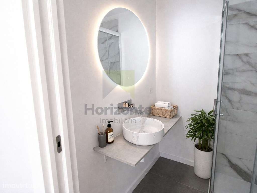 Apartamento T2 Totalmente Remodelado em Benfica-12