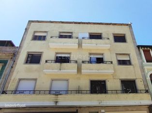 2 Apartamentos T4 para remodelação total na Rua Santa Catarina - Porto